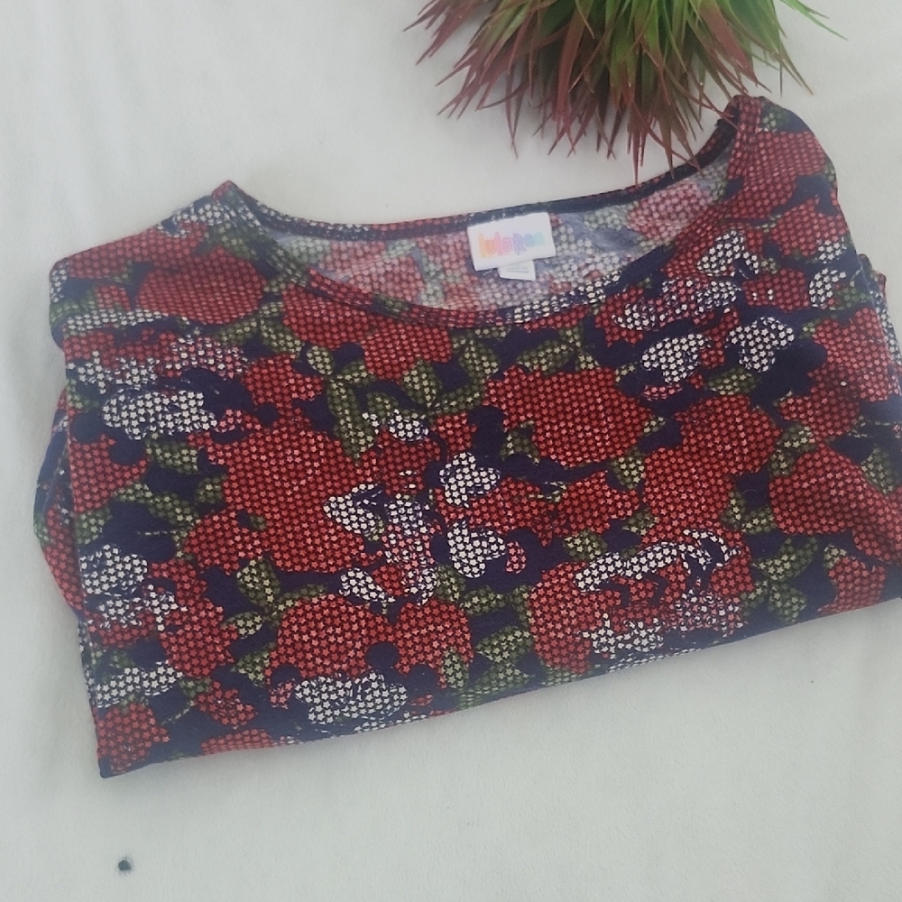 LuLaRoe Red and Green Short Sleeve Top
